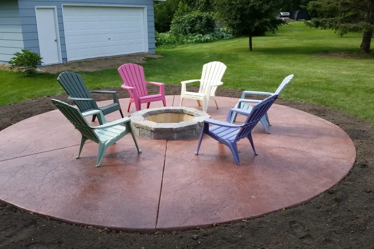 A group of chairs sitting around a fire pit.